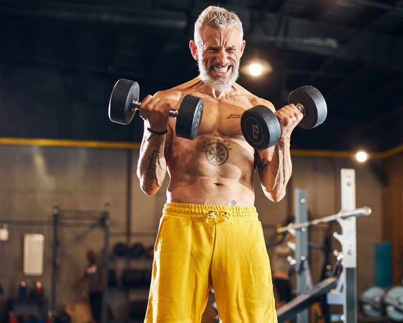 Expert Stack Hero Strength Muscle Sportsman Curling The Hand Weights Towards His Che 2023 11 27 05 03 03 Utc